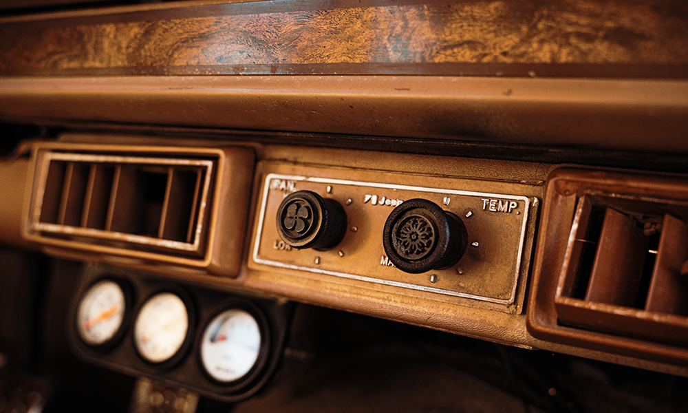 The A/C knobs inside Redwood's interior.