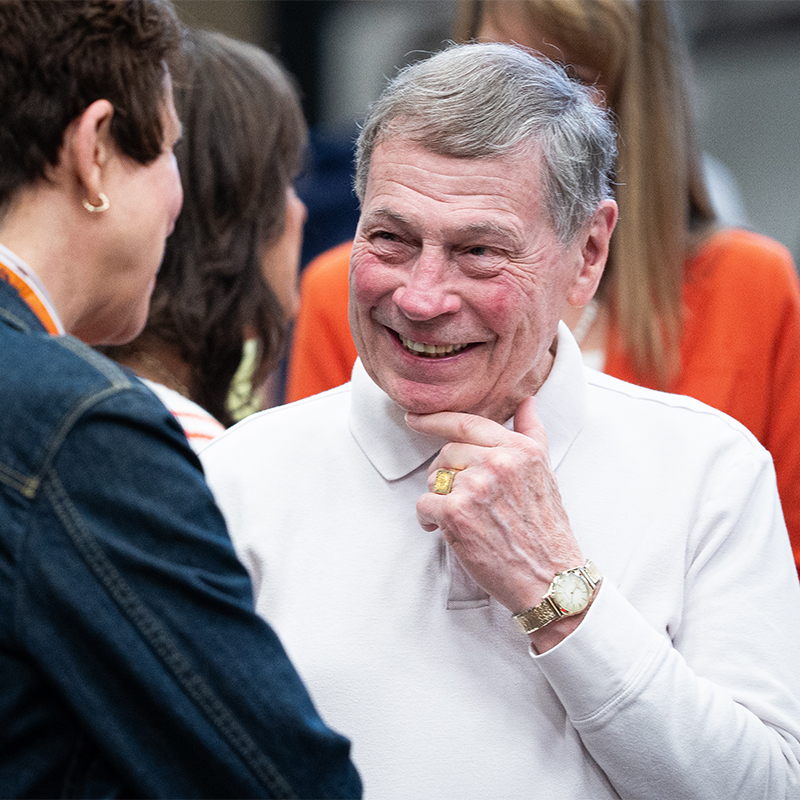 One of the Wine Forum's biggest supporters, Bryan Close, speaks with the Wine Forum's keynote speaker.